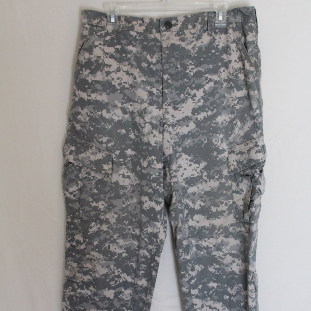 Camo Print Cargo Capri Pants